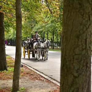 Herzlich Willkommen - Kuess Hand Vienna